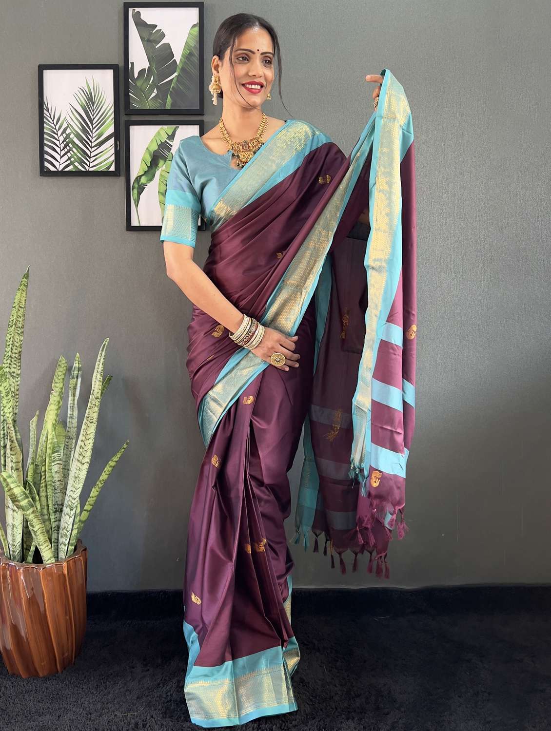 women self design bordered saree with blouse - 22041620 - Standard Image - 3