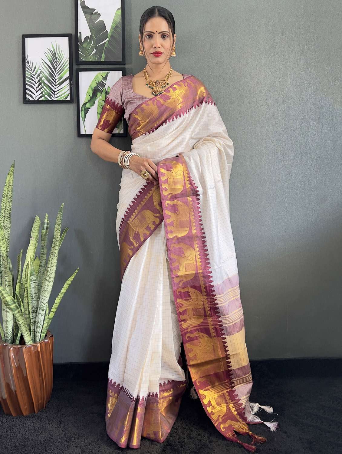 women checkered bordered saree with blouse - 22041629 - Zoom Image - 0