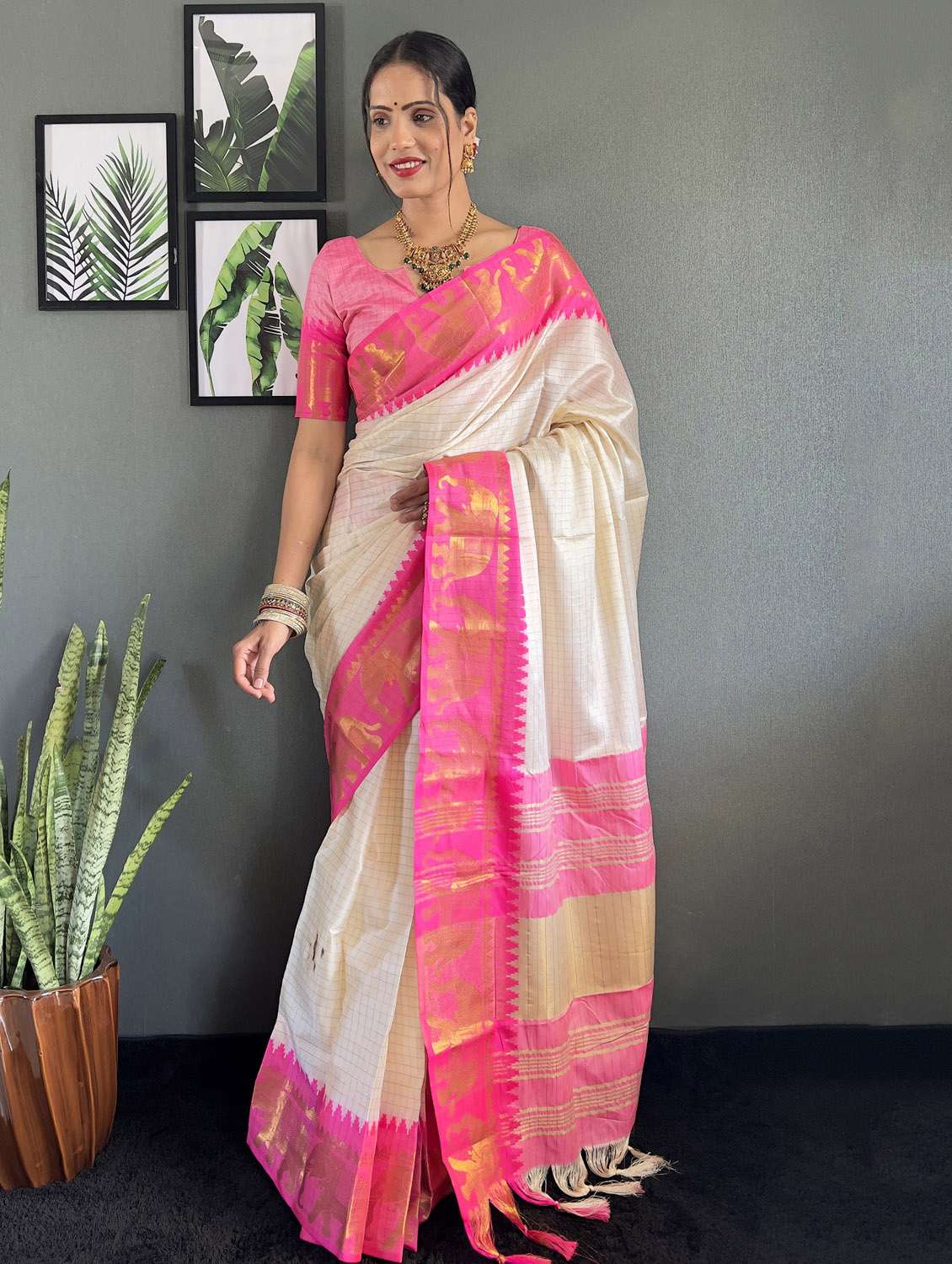 women checkered bordered saree with blouse - 22041630 - Zoom Image - 0