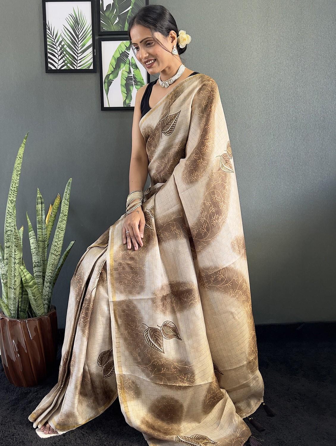 women printed casual wear saree with blouse - 22041638 - Standard Image - 3