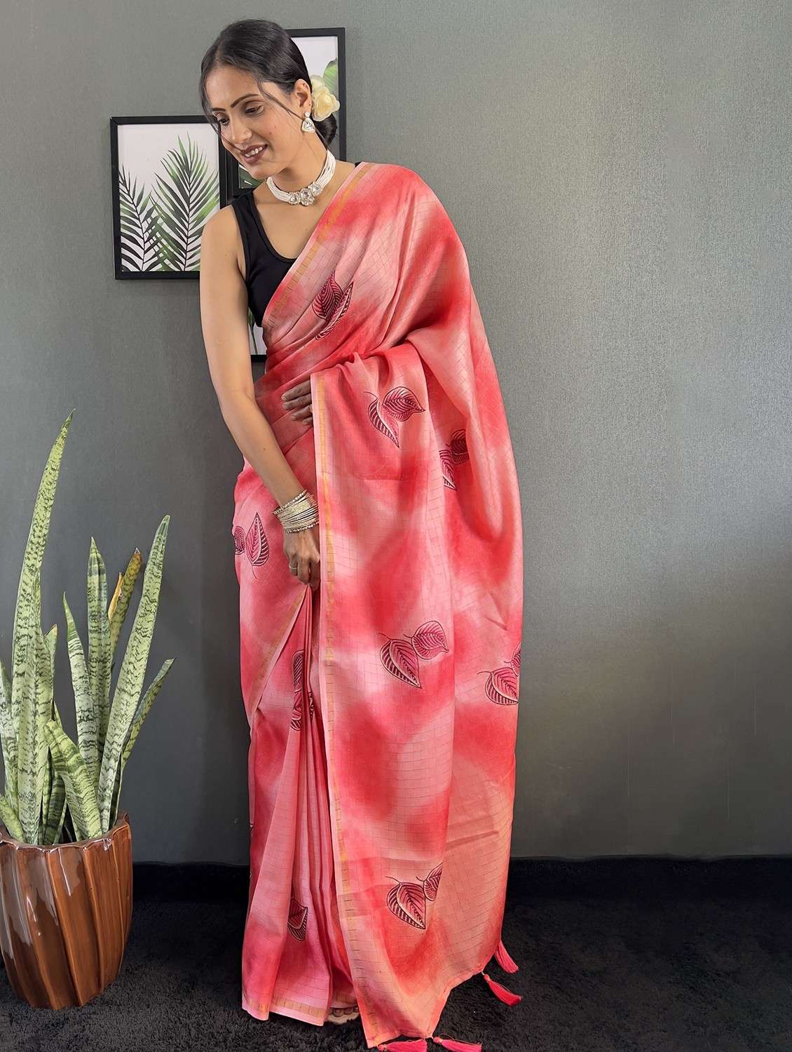 women printed casual wear saree with blouse - 22041640 - Standard Image - 3