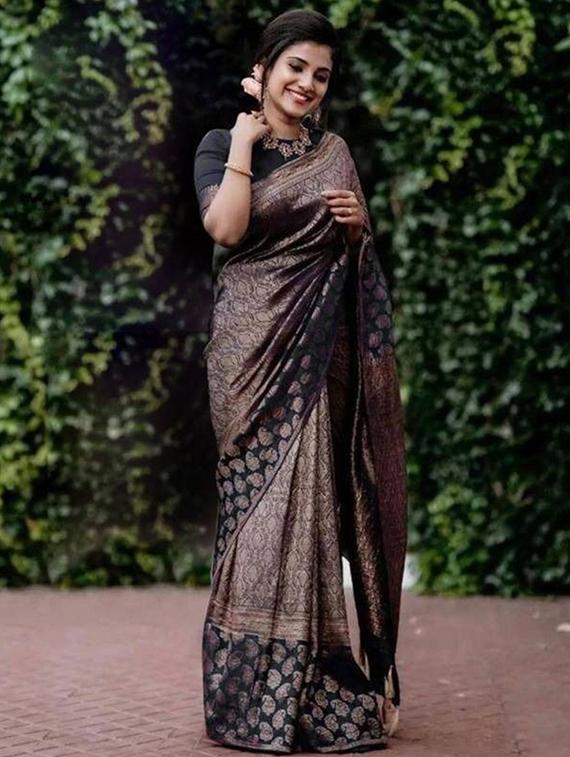 women self design banarasi saree with blouse - 22041692 - Zoom Image - 0