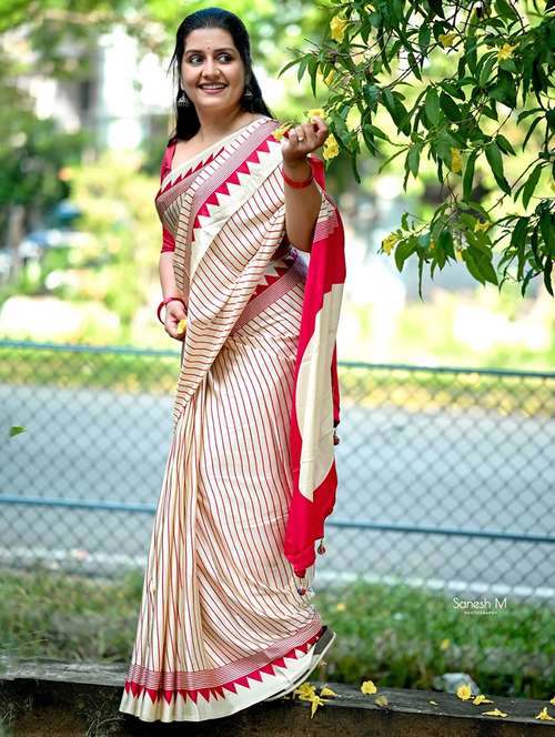 women striped printed saree with blouse - 22041704 - Standard Image - 0