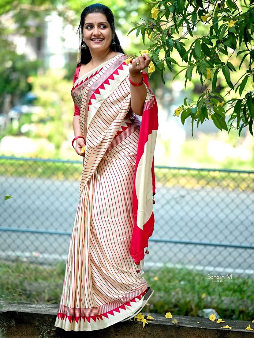 women striped printed saree with blouse - 22041704 - Zoom Image - 0