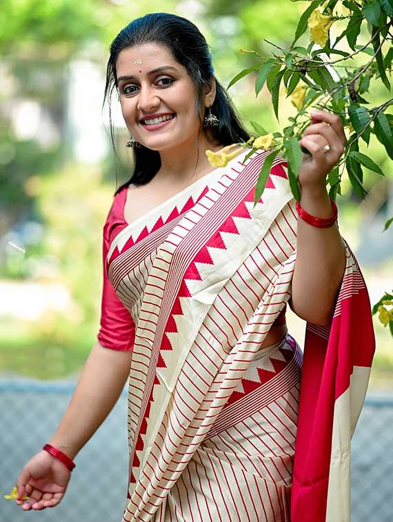 women striped printed saree with blouse - 22041704 - Standard Image - 3