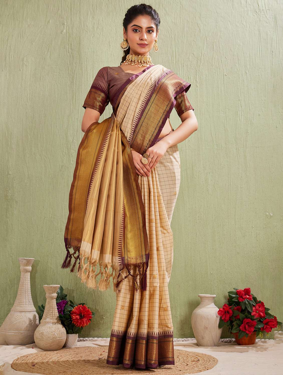 women checkered bordered saree with blouse - 22041721 - Standard Image - 3