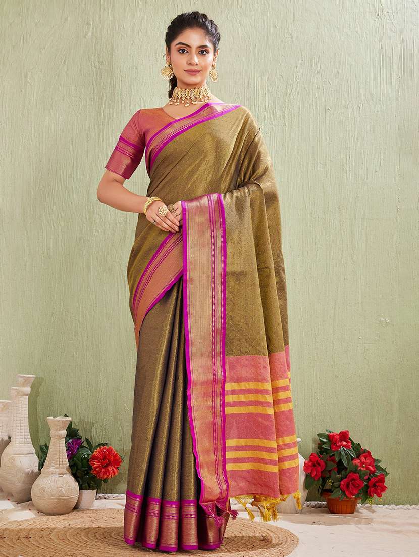 women self design bordered saree with blouse