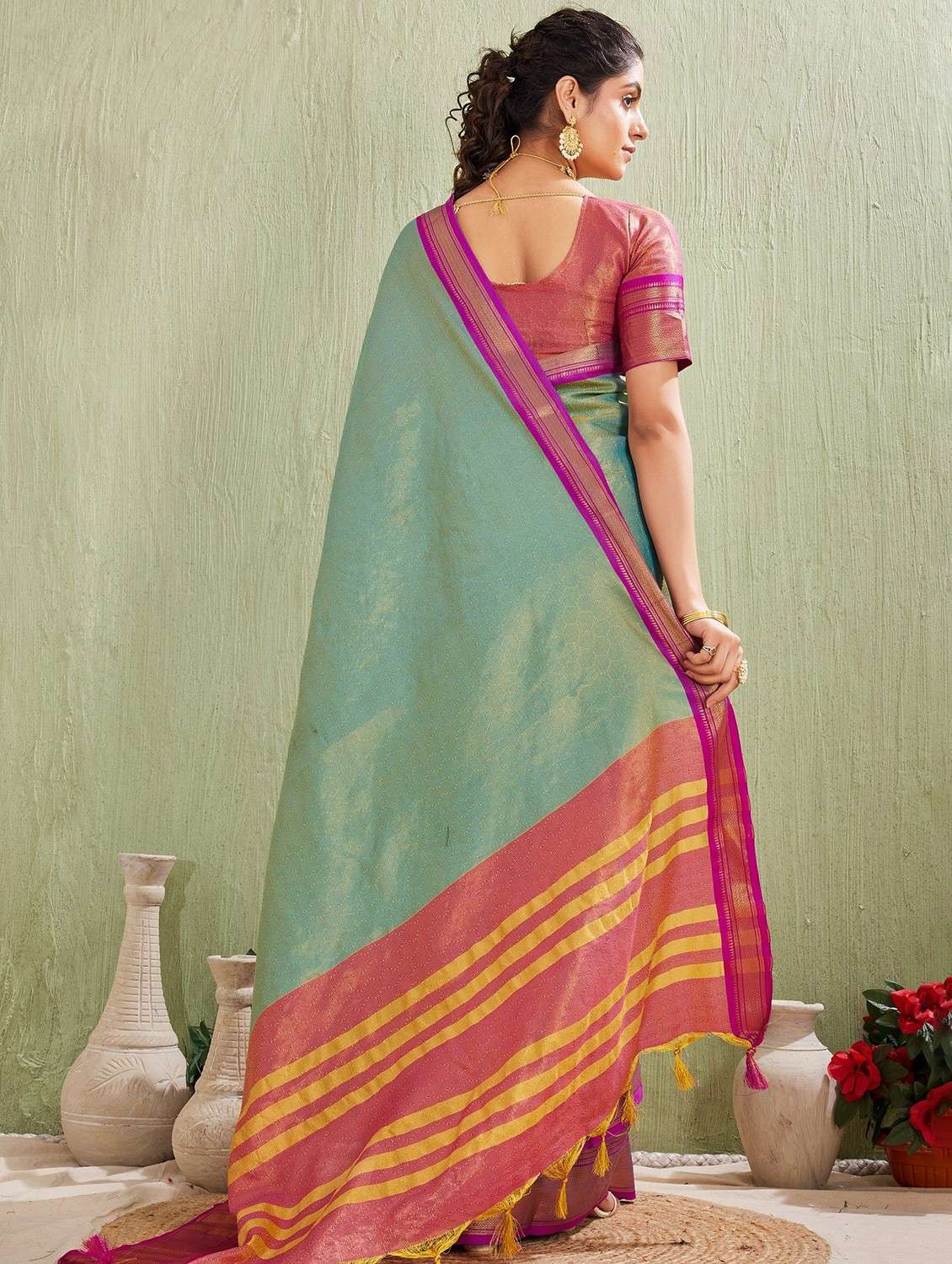 women self design bordered saree with blouse - 22041725 - Standard Image - 3