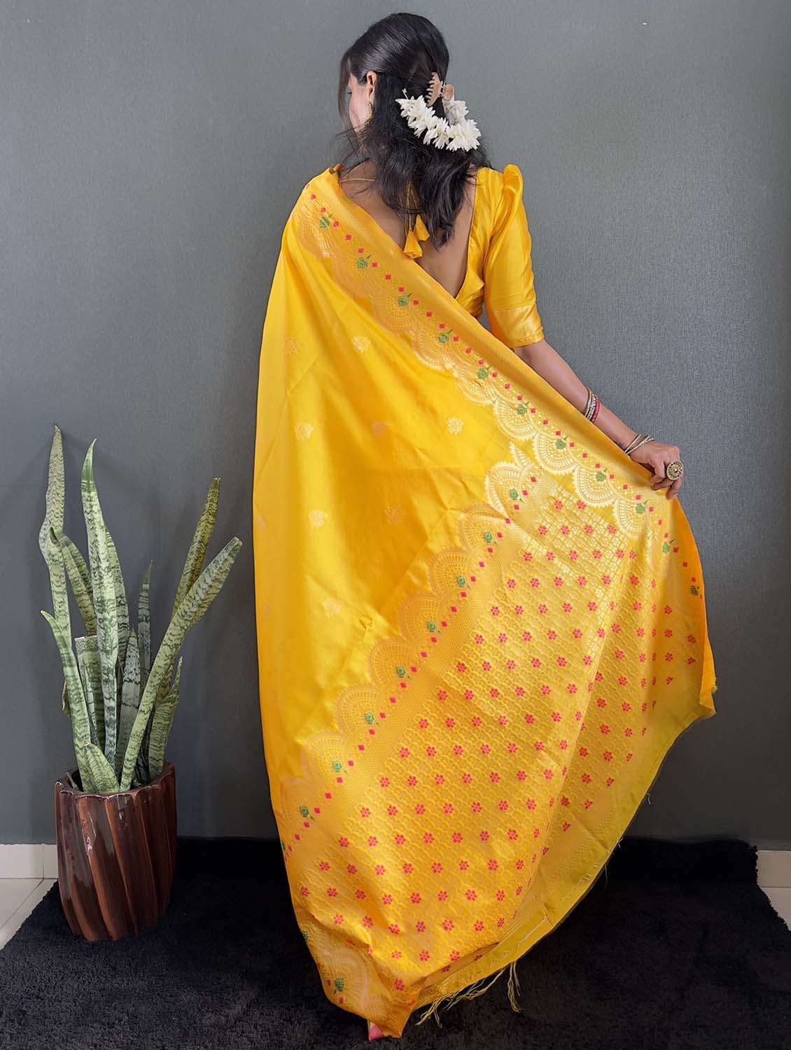 women self design banarasi saree with blouse - 22041756 - Standard Image - 3