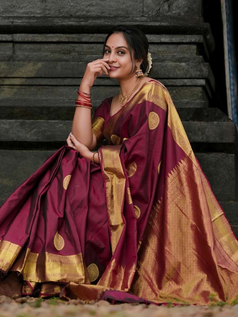 women self design banarasi saree with blouse - 22041767 - Standard Image - 3