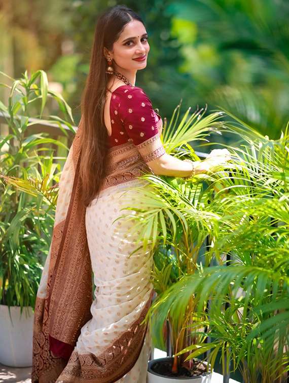 women self design banarasi saree with blouse - 22041769 - Standard Image - 3