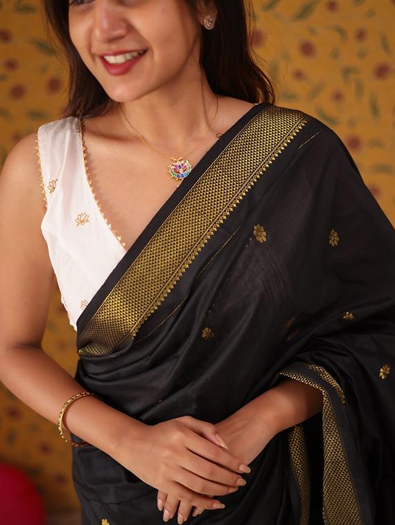 women self design bordered saree with blouse - 22041773 - Standard Image - 3