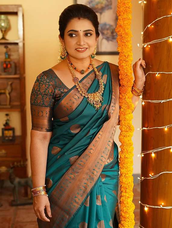 women self design banarasi saree with blouse - 22041778 -  Standard Image - 3