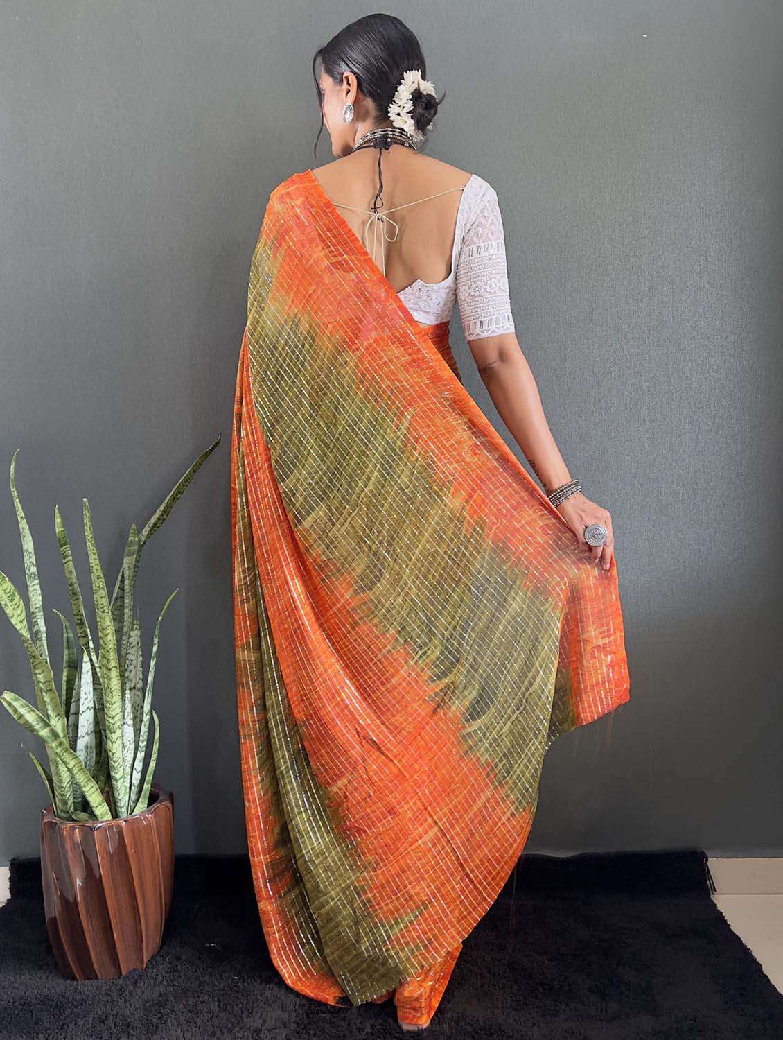 women printed casual wear saree with blouse - 22041790 - Standard Image - 3