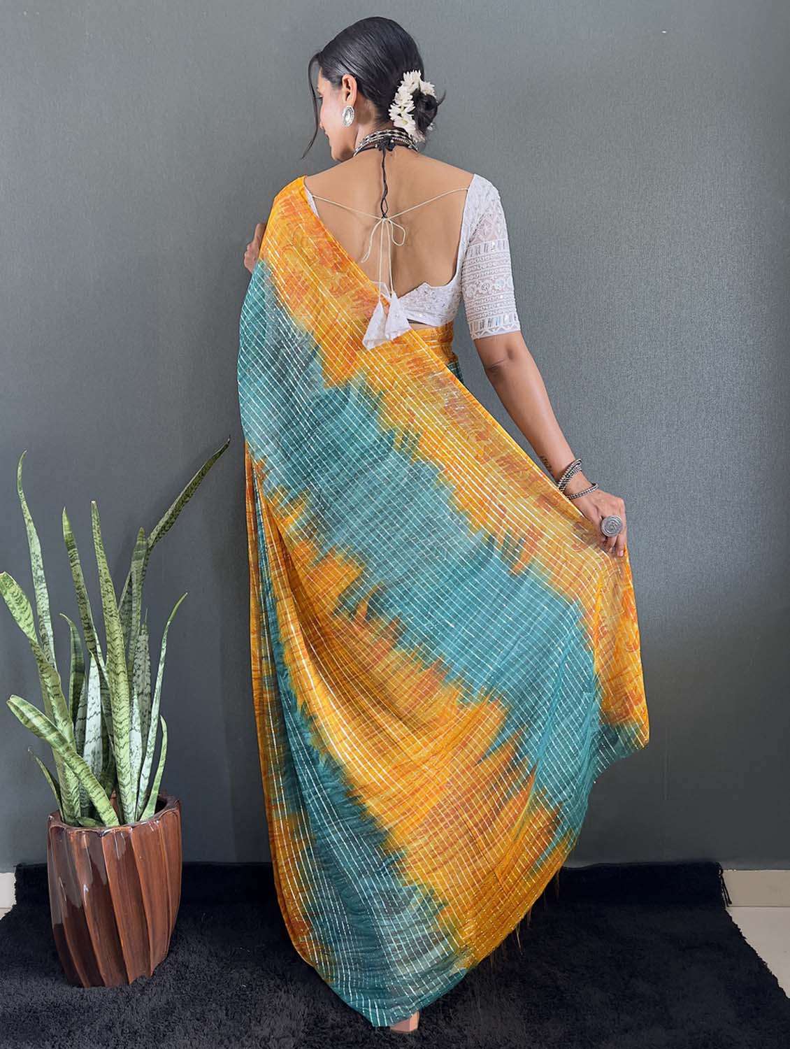 women printed casual wear saree with blouse - 22041794 - Standard Image - 3