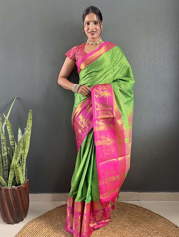 women self design bordered saree with blouse