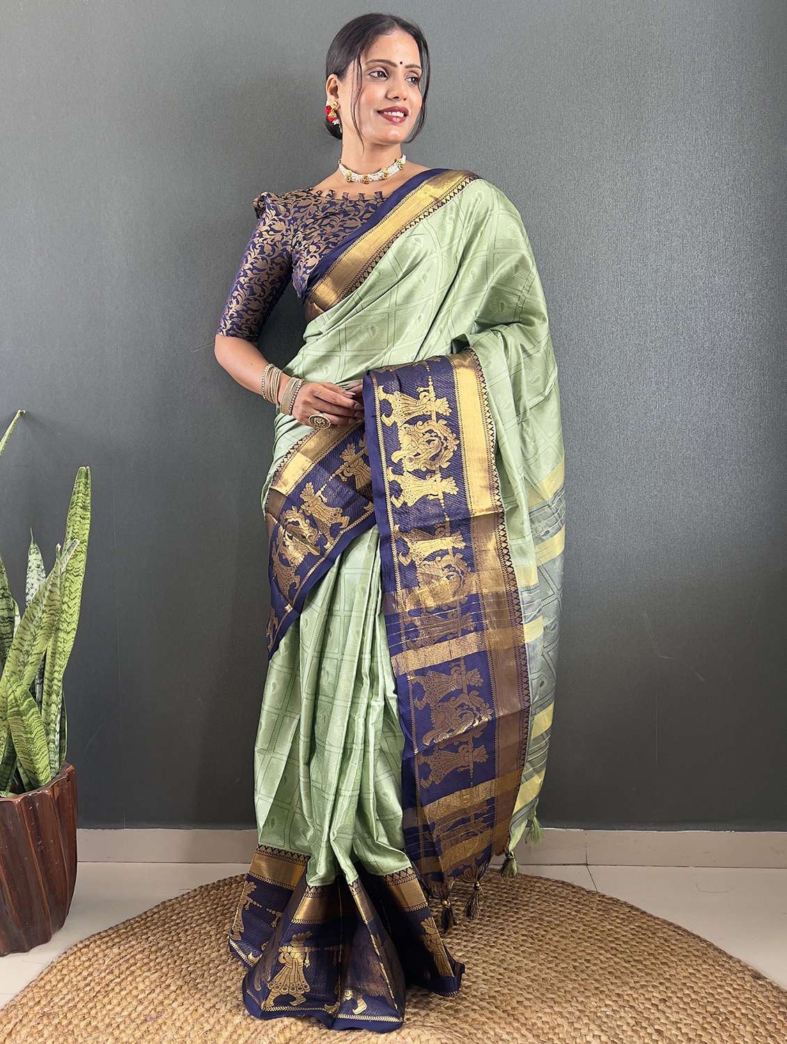 women self design bordered saree with blouse