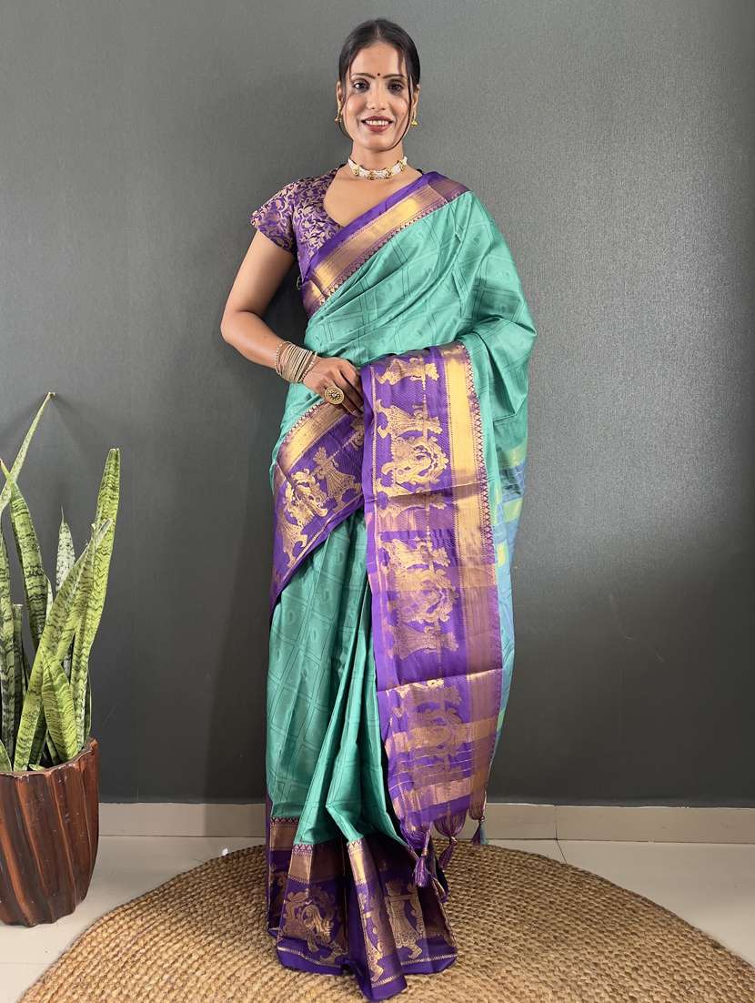 women self design bordered saree with blouse