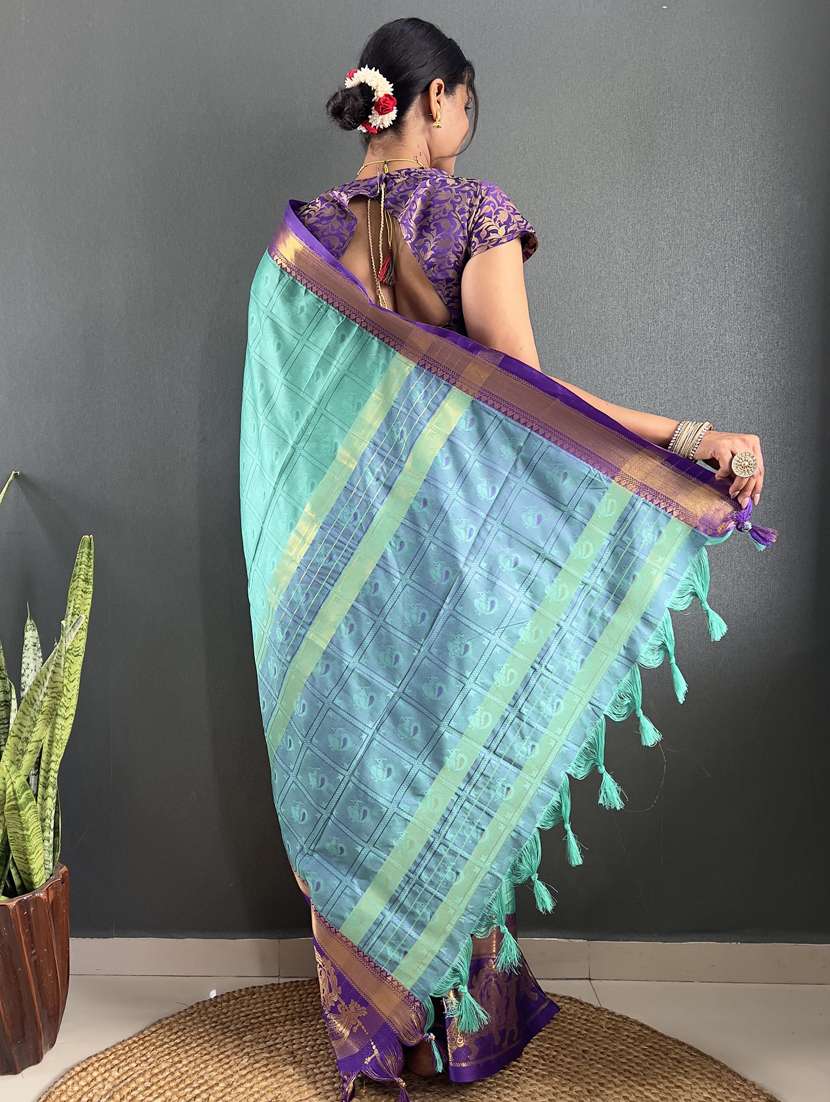 women self design bordered saree with blouse - 22041806 - Standard Image - 3