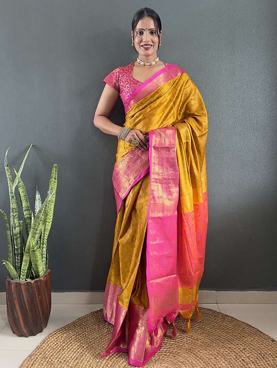 women self design bordered saree with blouse