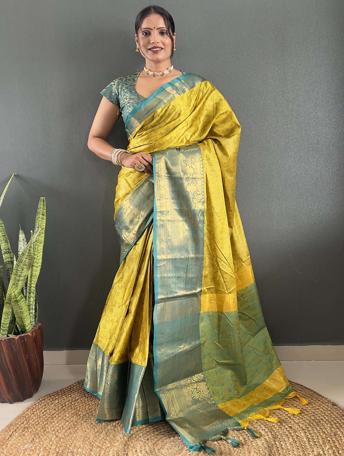 women self design bordered saree with blouse