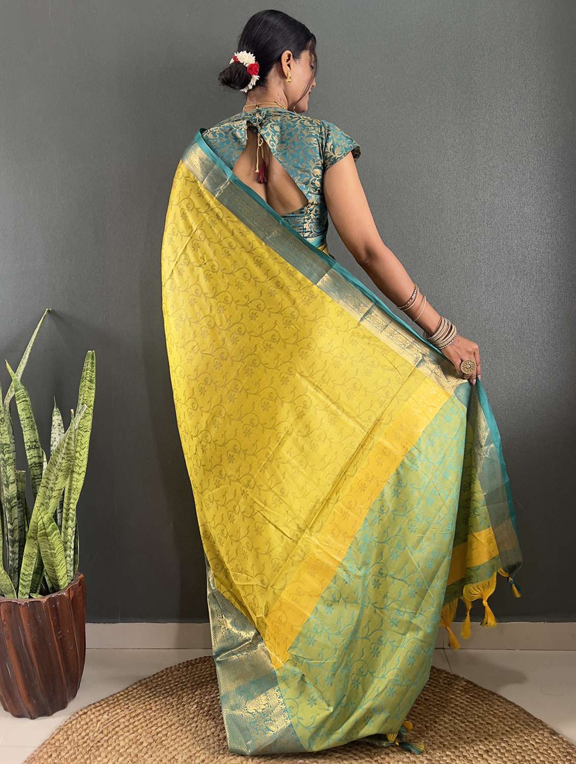 women self design bordered saree with blouse - 22041813 - Standard Image - 3