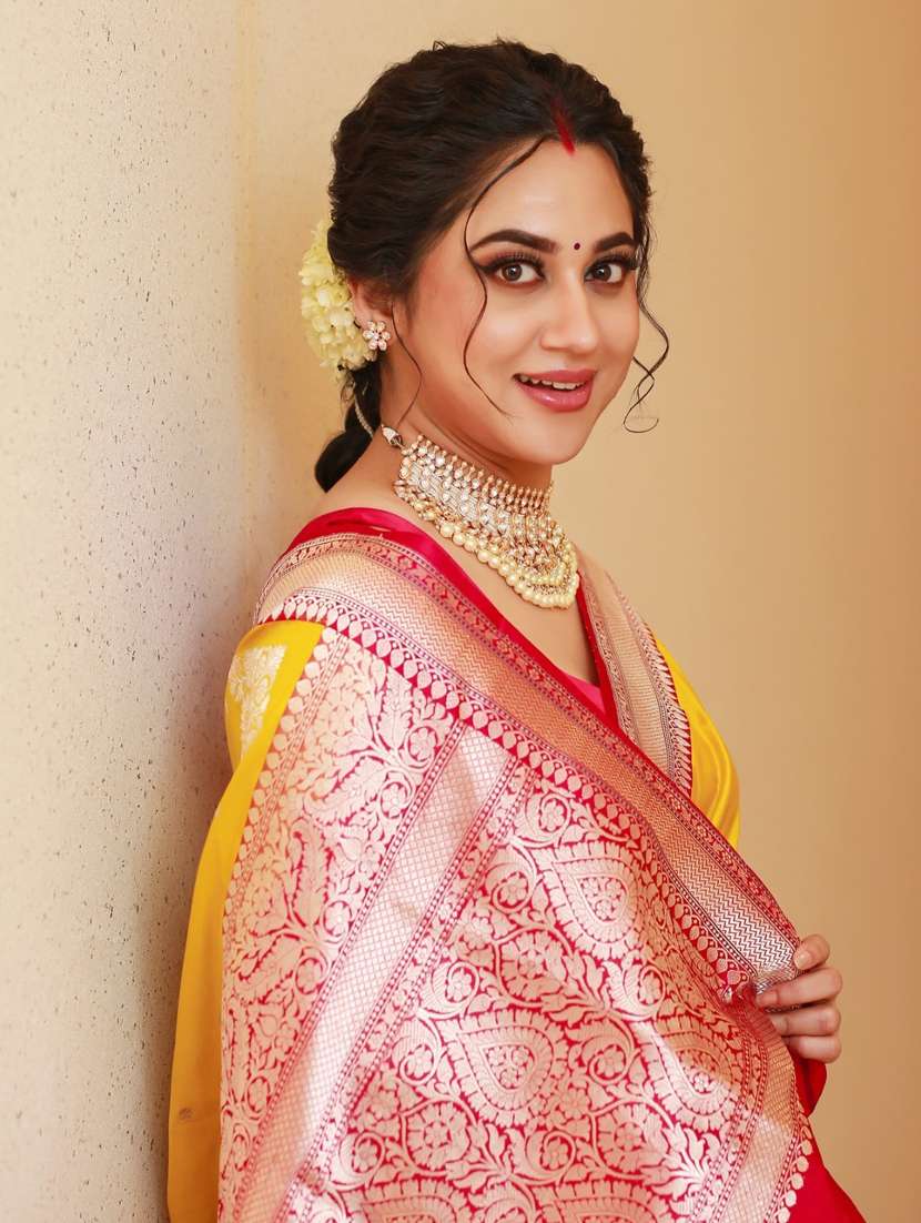 women self design bordered saree with blouse - 22041814 - Standard Image - 3