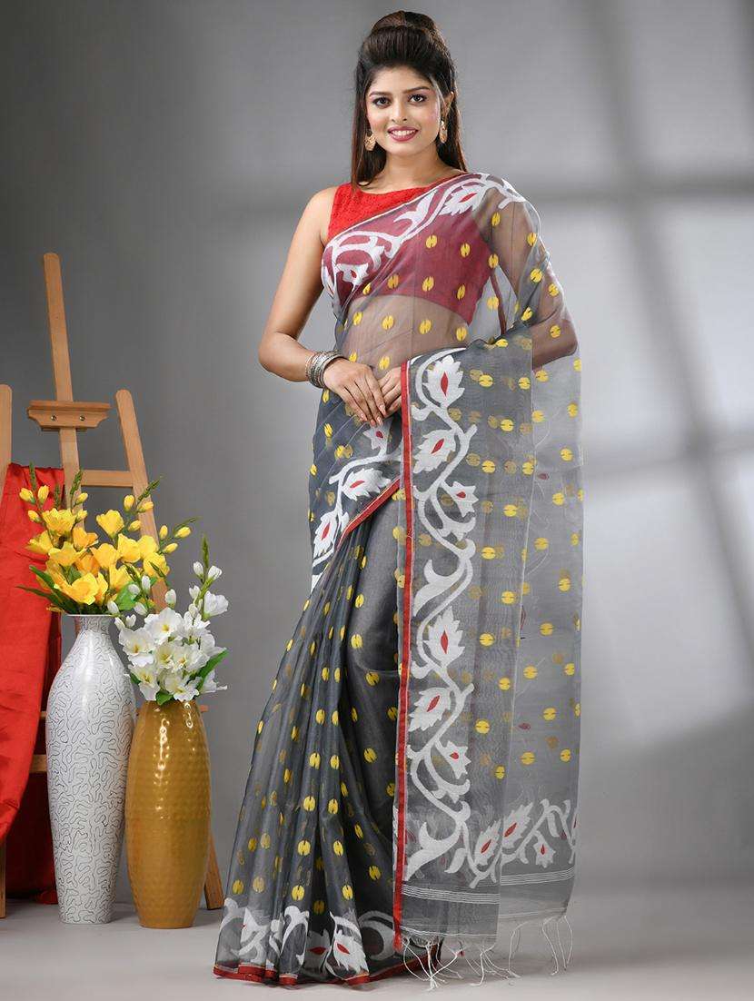 women self design handloom saree with blouse