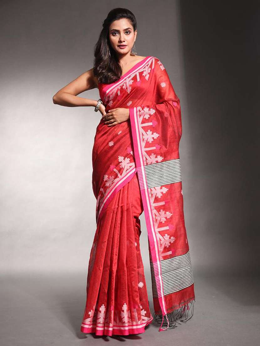 women self design handloom saree with blouse