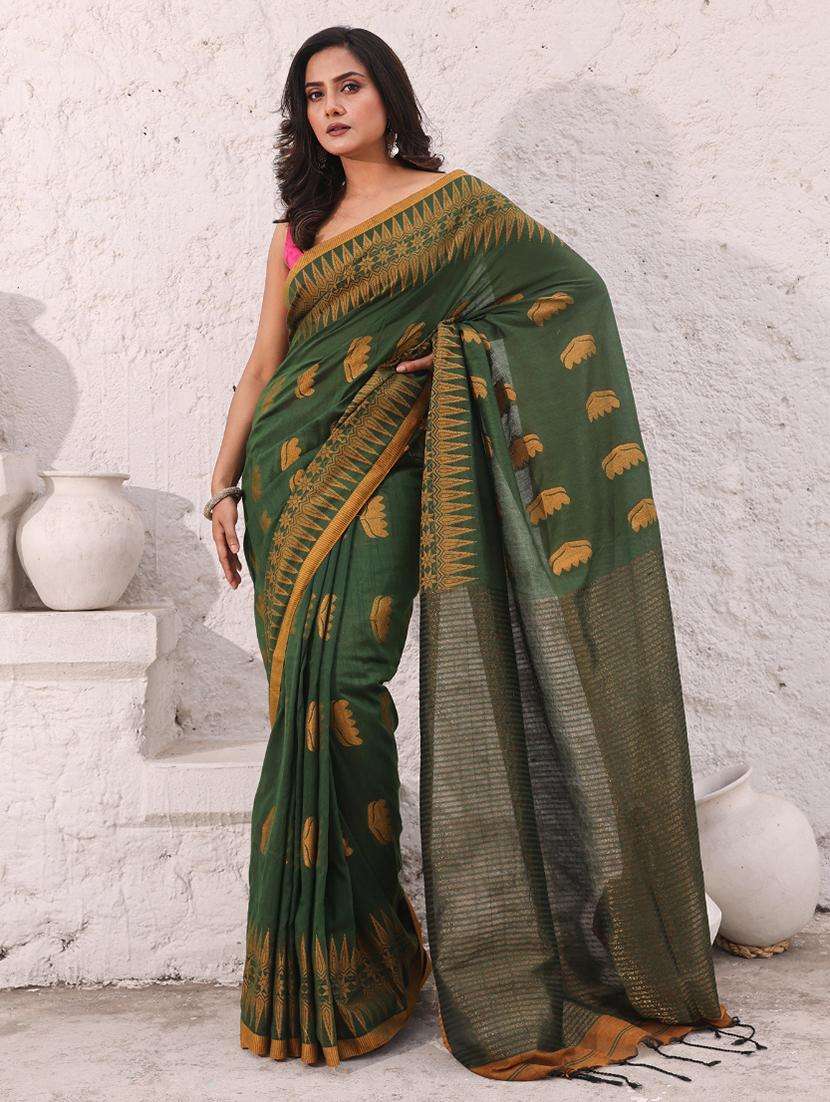 women self design bordered saree with blouse
