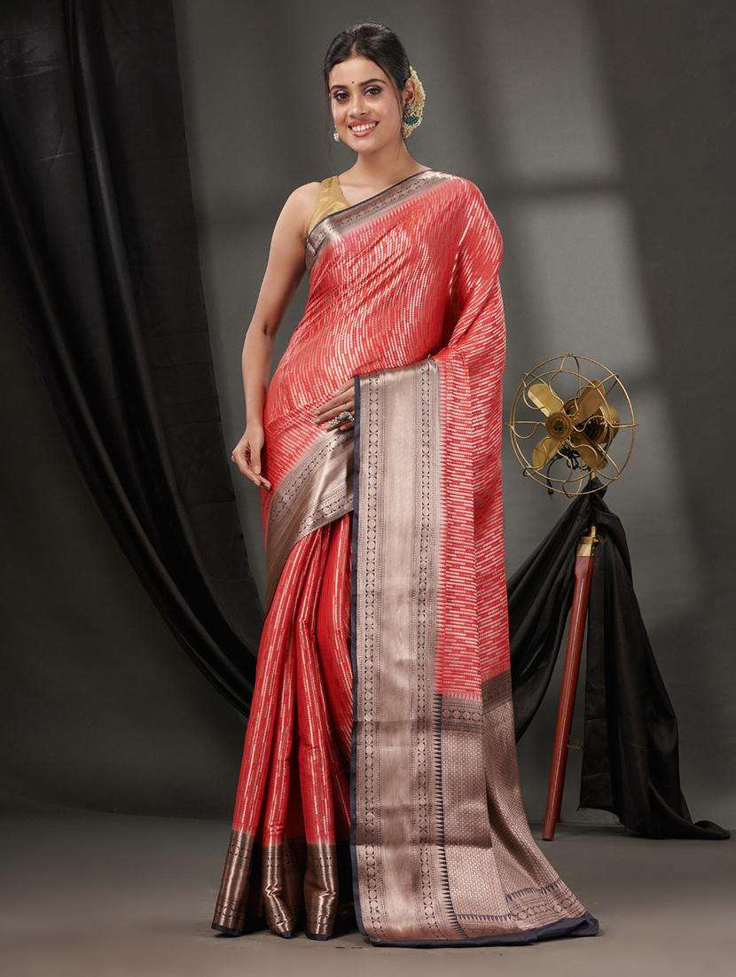 women self design bordered saree with blouse