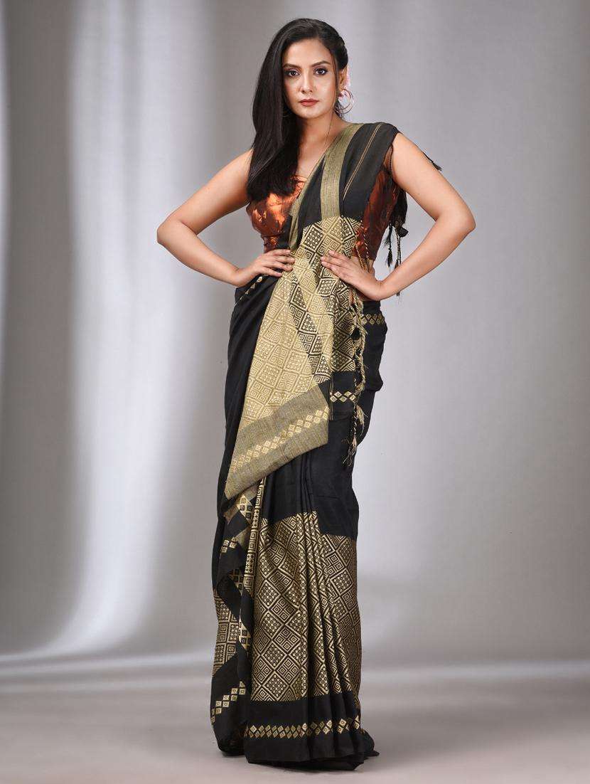 women self design handloom saree with blouse