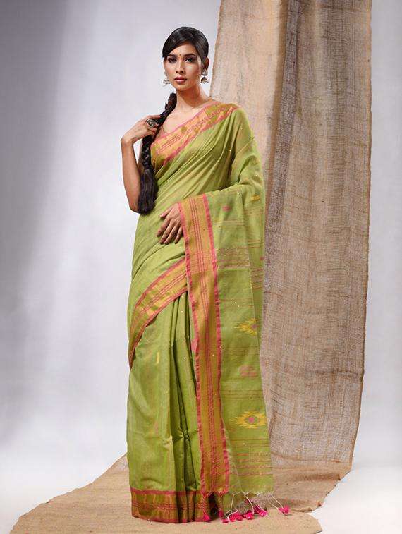 women self design handloom saree with blouse