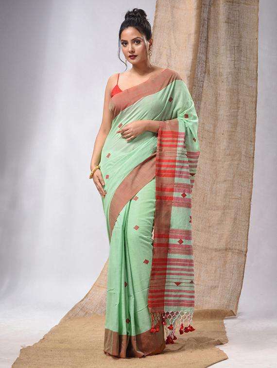 women self design handloom saree with blouse