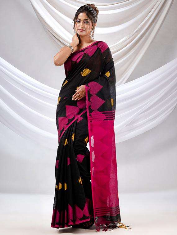 women self design handloom saree with blouse