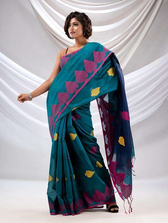 women self design handloom saree with blouse