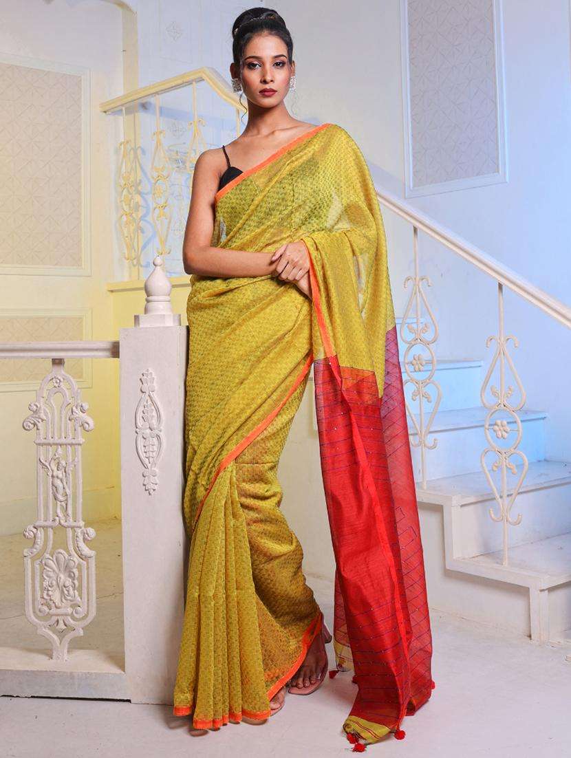 women self design handloom saree with blouse