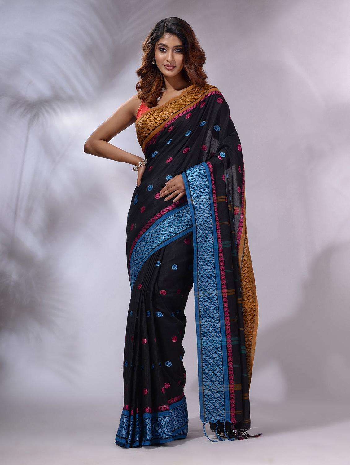 women self design bordered saree with blouse