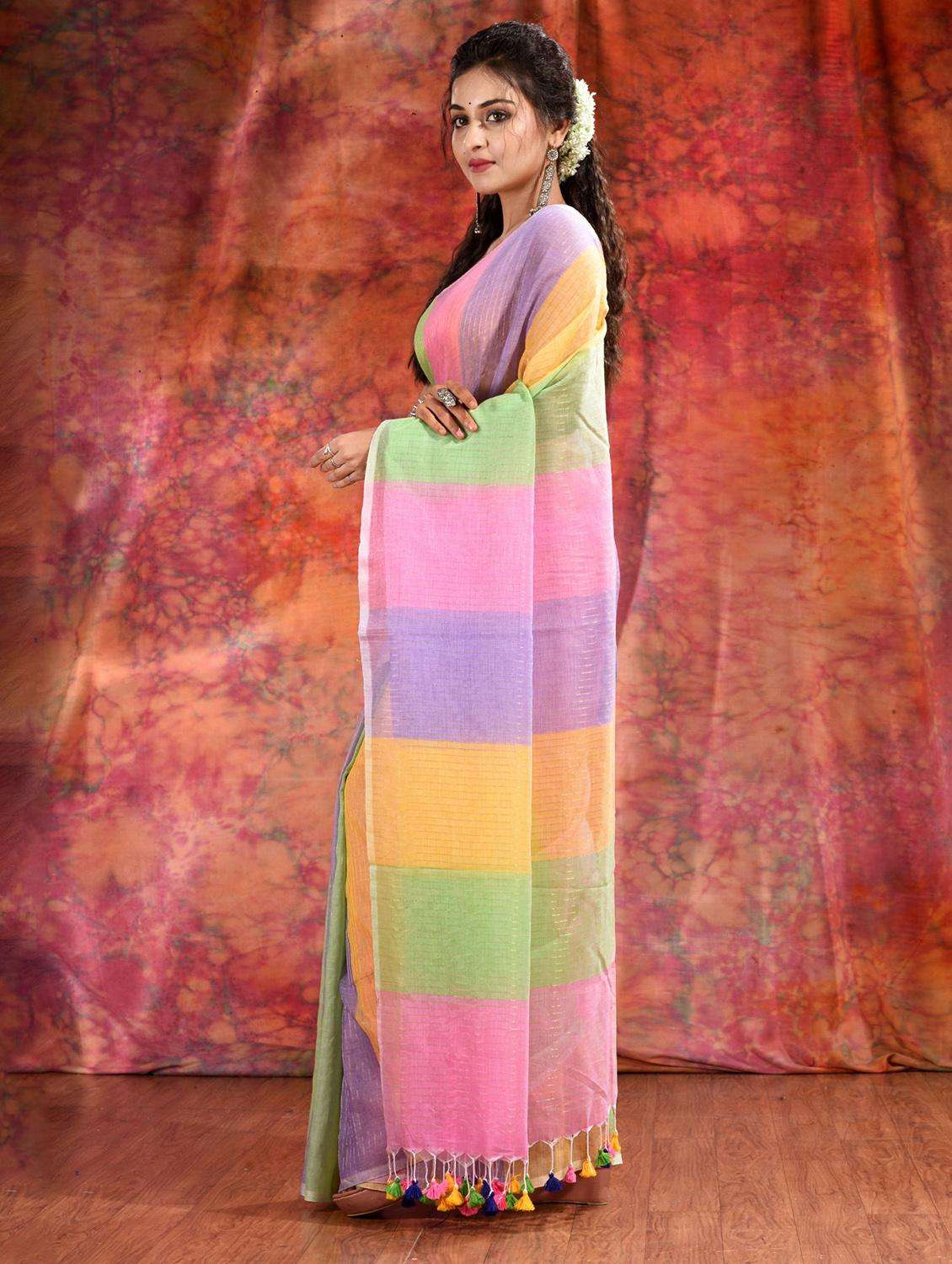 women color block handloom saree with blouse - 22043991 - Standard Image - 3