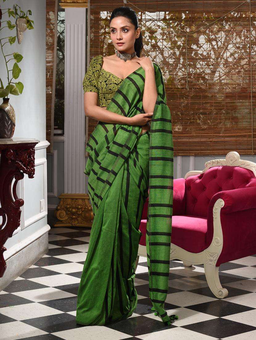 women striped handloom saree with blouse - 22044120 -  Standard Image - 3