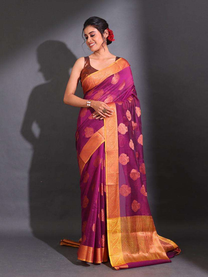 women self design bordered saree with blouse