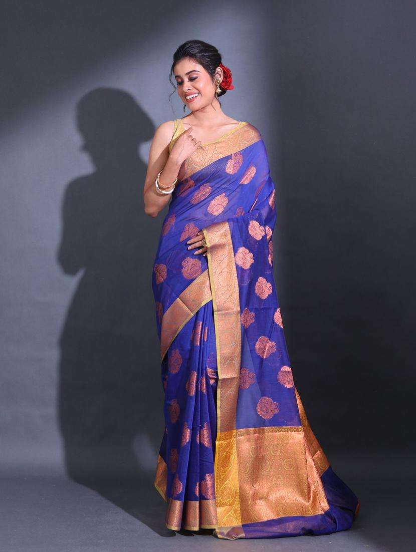 women self design bordered saree with blouse