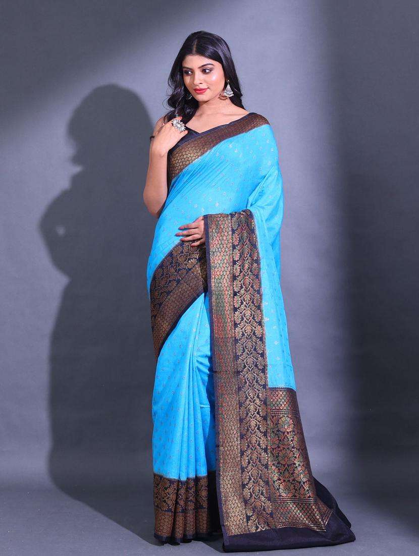 women self design bordered saree with blouse