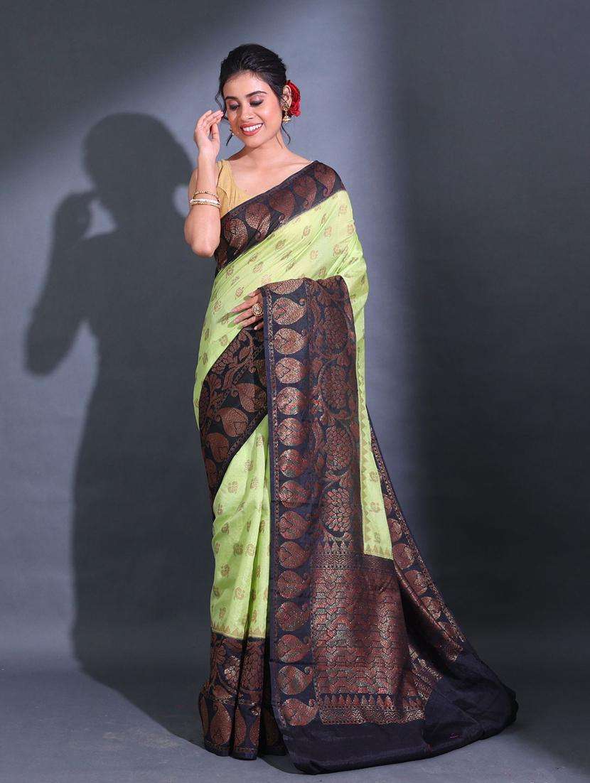 women self design bordered saree with blouse