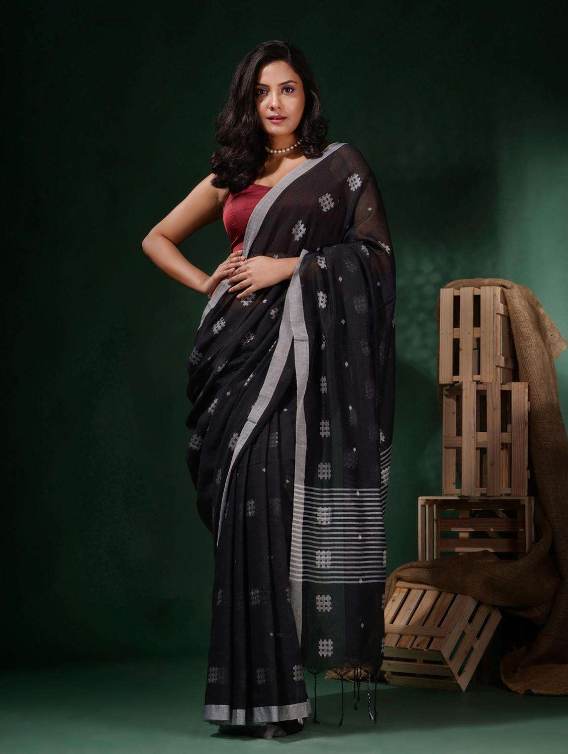 women self design handloom saree with blouse