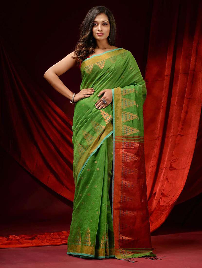 women self design handloom saree with blouse