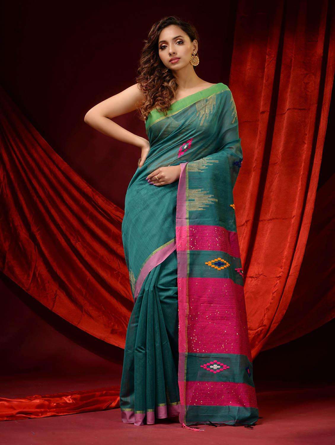 women self design handloom saree with blouse