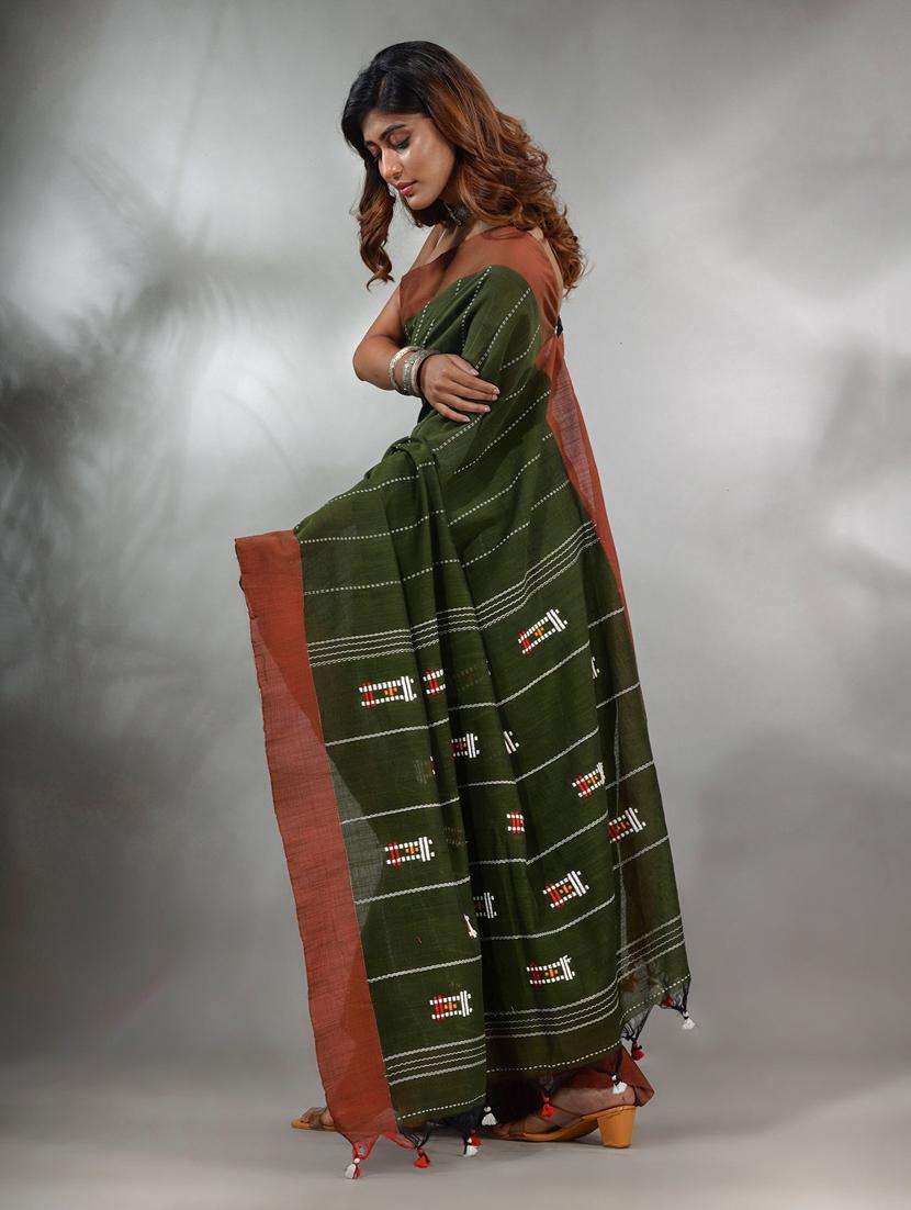 women self design handloom saree with blouse - 22046064 -  Standard Image - 3