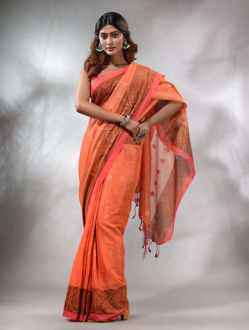 women self design bordered saree with blouse