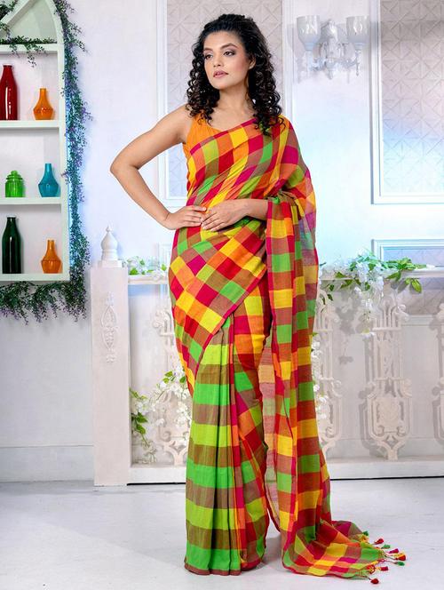 women checkered handloom saree with blouse - 22046128 - Standard Image - 0